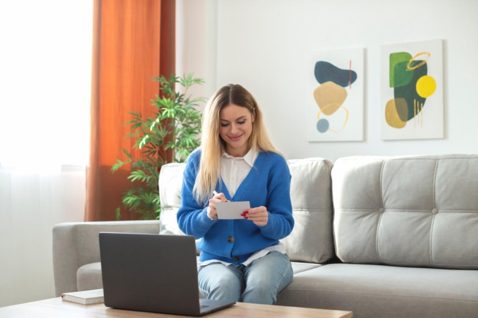 Manicure professionale con attenzione ai dettagli