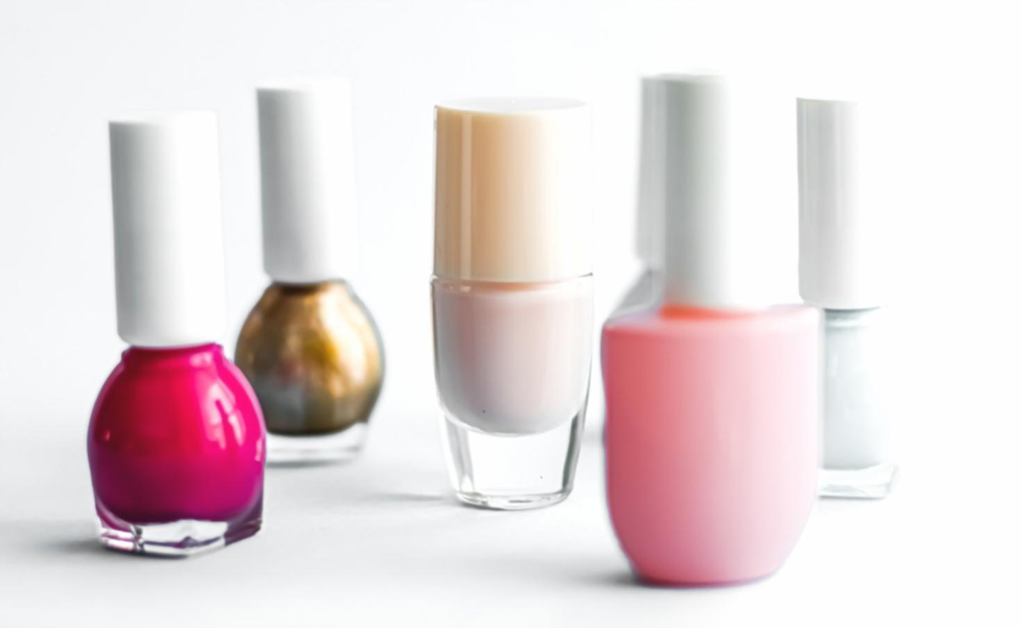 Dettaglio delle mani curate durante un trattamento di manicure professionale