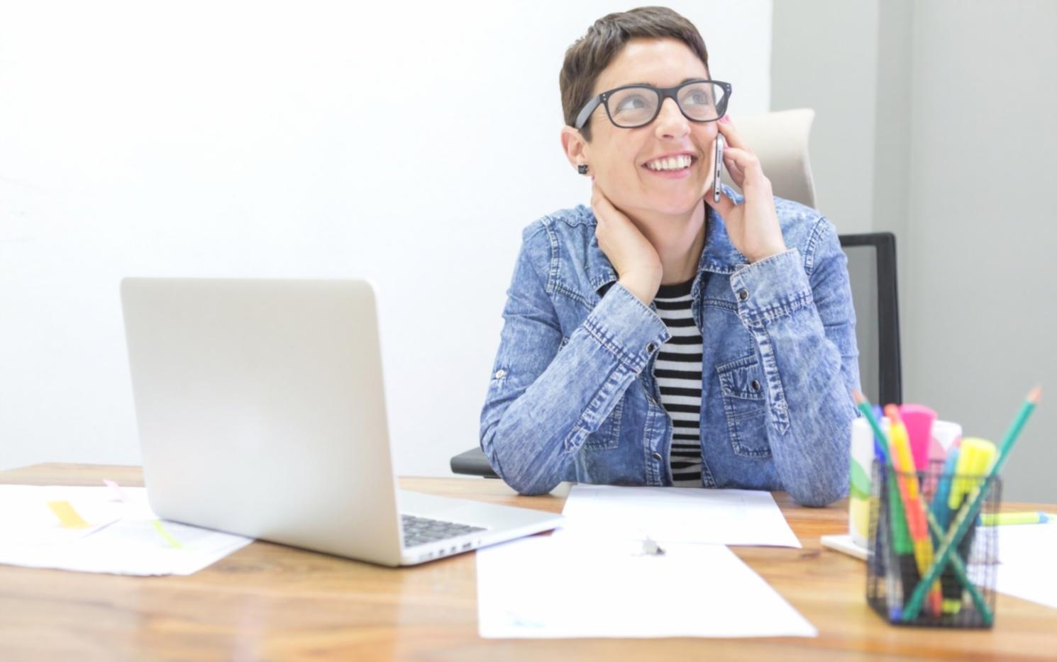 Aula pratica con postazioni professionali per manicure